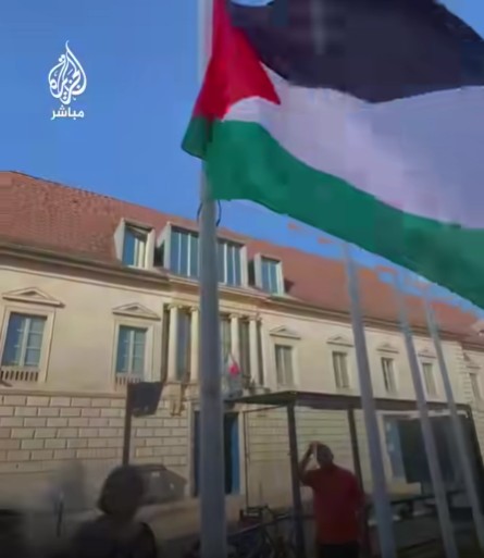 رفع العلم الفلسطيني بجانب العلم الفرنسي والعلم الأوكراني على سارية مبنى بلدية بيزانسون