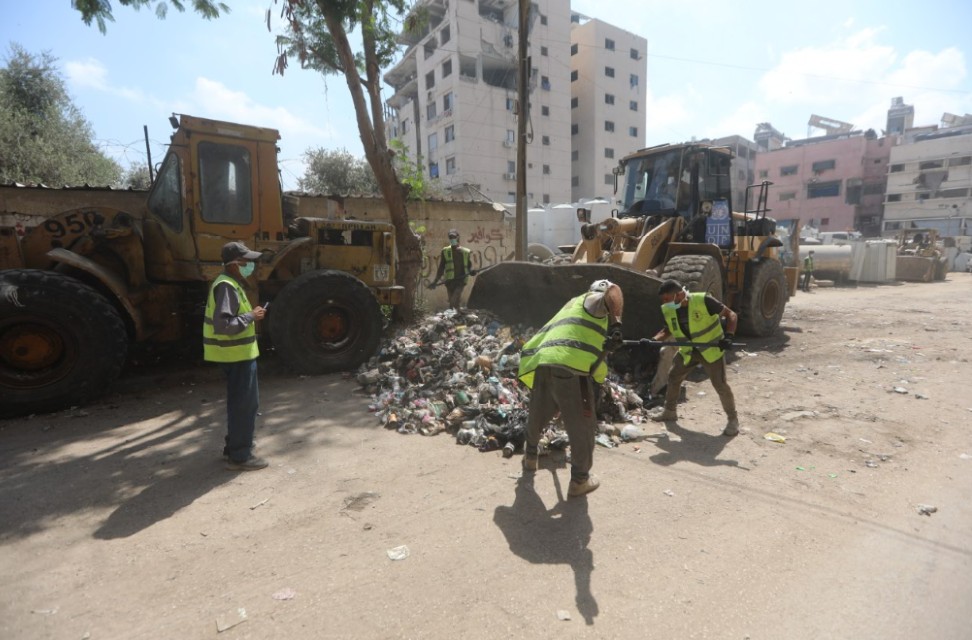 بلدية غزة: جهود متواصلة لجمع النفايات للتخفيف من الكارثة الصحية